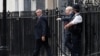 Britanski premijer Boris Johnson ispred rezidencije u ulici Downing Street, u Londonu (Foto: Reuters/Peter Nicholls)