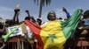 Une manifestante tient le drapeau du Sénégal lors d'un rassemblement de l'opposition sénégalaise sur la place de l'Obélisque à Dakar, le 8 juin 202.