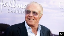 Foto Achiv: James Caan asiste evenman Hallmark la nan Beverly Hills, Kalifoni. Pami film li jwe yo gen "The Godfather," "Brian's Song" epi "Misery". Li mouri Mekredi 6 Jiye a laj 82 zan. 