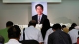 日本民众悼念前首相安倍晋三。（2022年7月11日）