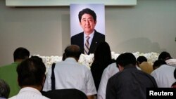 日本民众悼念前首相安倍晋三。（2022年7月11日）