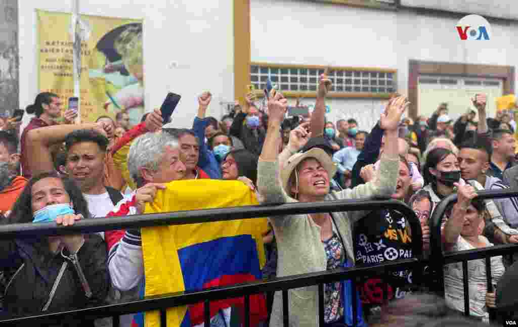 Seguidores del candidato Gustavo Petro lo recibieron y despidieron, con arengas, cantos y palabras de aliento a las afueras de un colegio en la ciudad de Bogotá. [Foto Karen Sánchez].