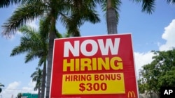Un letrero que ofrece un bono de contratación de $300 se coloca en un restaurante McDonalds, el viernes 17 de junio de 2022, en Miami. (Foto AP/Marta Lavandier)