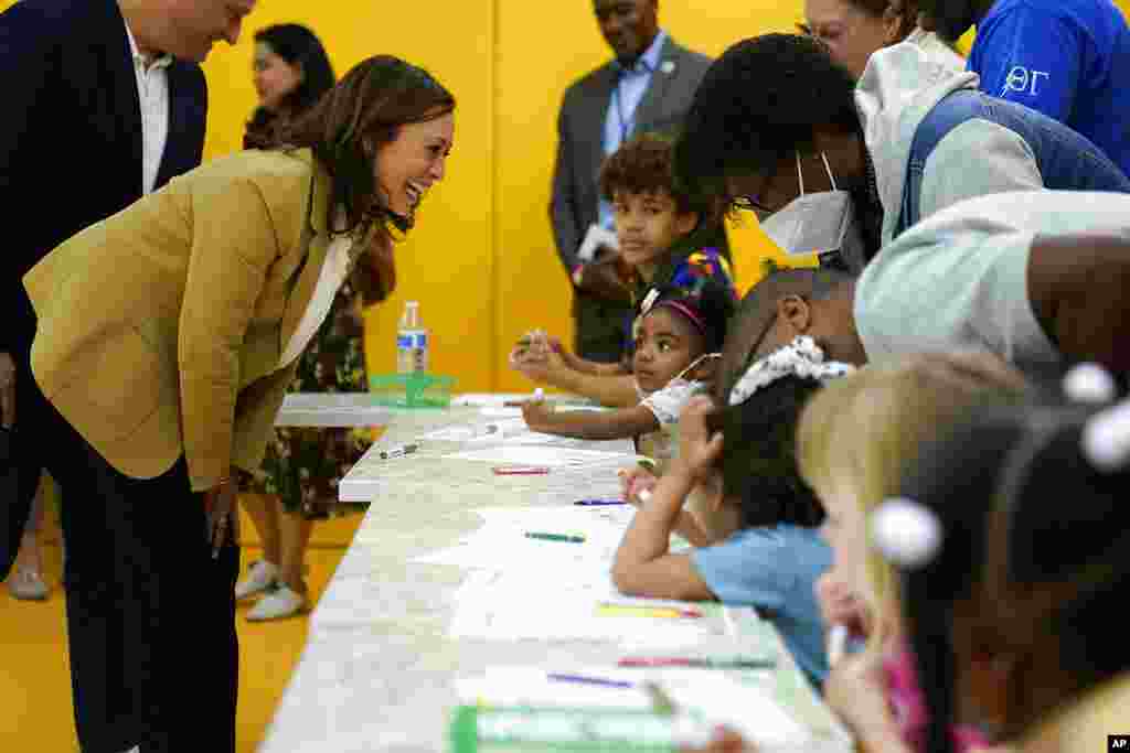 La vicepresidenta Kamala Harris visita a las familias para una celebración de Juneteenth en el Museo Nacional de Historia y Cultura Afroamericana, el lunes 20 de junio de 2022 en Washington DC.