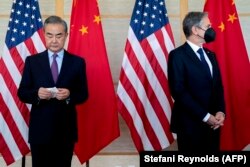 Menteri Luar Negeri AS Antony Blinken (kanan) dan Menteri Luar Negeri China Wang Yi menghadiri pertemuan di Nusa Dua di Bali pada 9 Juli 2022. (Foto: AFP/Stefani Reynolds)