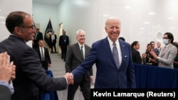 Президента США Джо Байдена вітають співробітники Центрального розвідувального управління під час його візиту до штаб-квартири ЦРУ в Ленглі, Вірджинія, США, 8 липня 2022 р. REUTERS/Кевін Ламарк