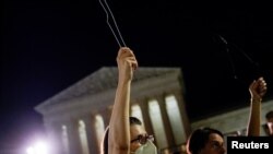 Biểu tình ủng hộ quyền phá thai trước tòa nhà Tối Cao Pháp Viện tại D.C., 24 tháng Sáu.