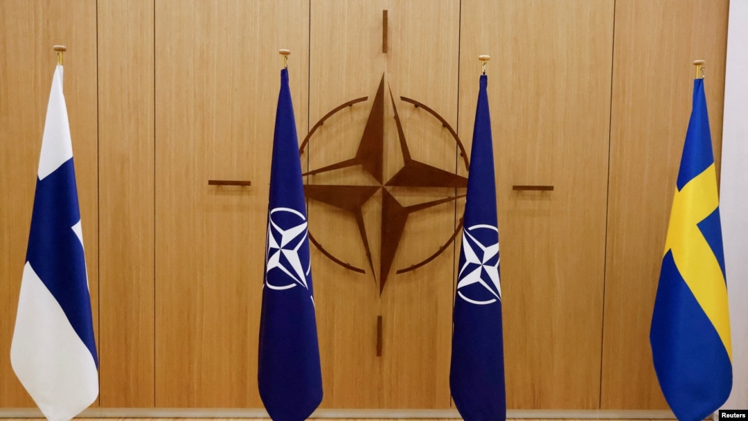 ARHIVA: Zastave Finske, NATO-a i Švedske na ceremoniji u Briselu (Foto: REUTERS/Johanna Geron)