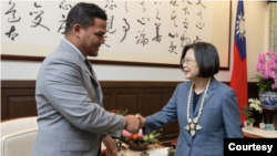 台湾总统蔡英文2019年11月20日会见到访的图瓦卢外长科菲。（台湾总统府照片）