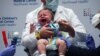 Seorang bayi menangis ketika menerima vaksin COVID-19 di Rumah Sakit Anak Northwell di New Hyde Park, New York, pada 22 Juni 2022. (Foto: Reuters/Shannon Stappleton)