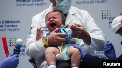 Seorang bayi menangis ketika menerima vaksin COVID-19 di Rumah Sakit Anak Northwell di New Hyde Park, New York, pada 22 Juni 2022. (Foto: Reuters/Shannon Stappleton)