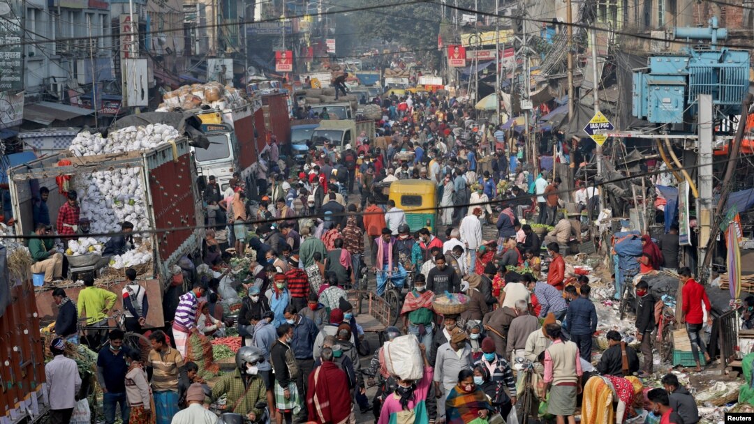 Orang-orang berbelanja di pasar yang ramai di tengah penyebaran COVID-19, di Kolkata, India, 6 Januari 2022. (Foto: REUTERS/Rupak De Chowdhuri)