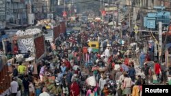 Orang-orang berbelanja di pasar yang ramai di tengah penyebaran COVID-19, di Kolkata, India, 6 Januari 2022. (Foto: REUTERS/Rupak De Chowdhuri)