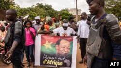 A l'aéroport de Ouagadougou, où des dizaines de sympathisants espéraient apercevoir l'ex-président, des banderoles et des portraits, étaient brandis pour saluer ce retour.