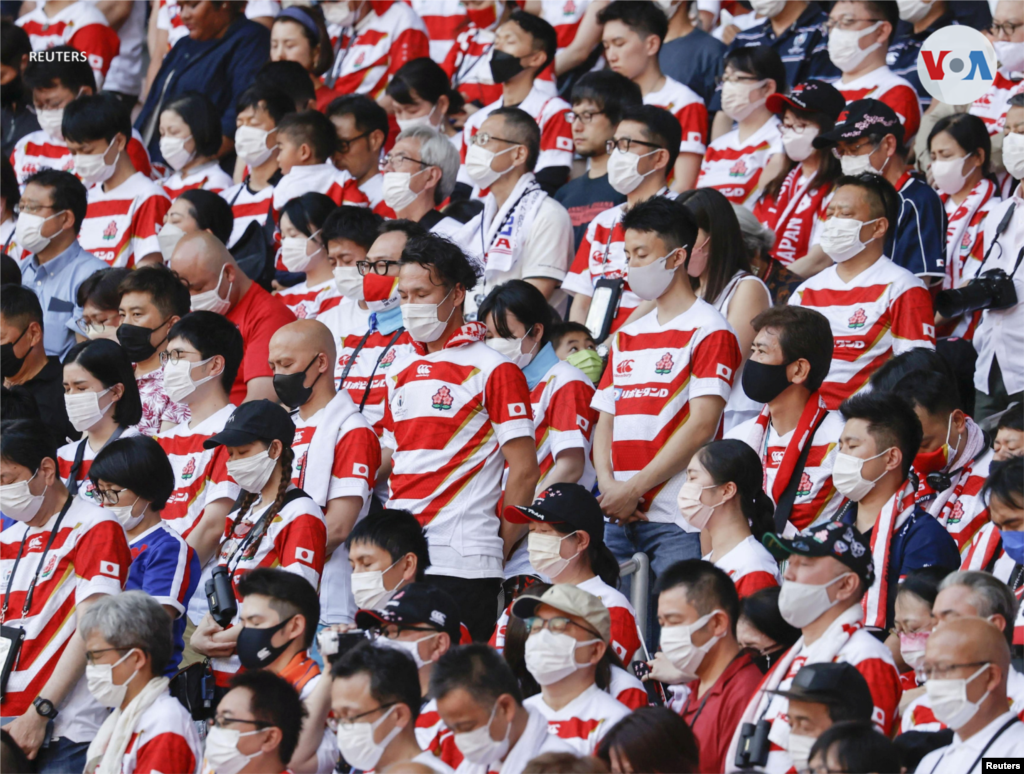 En Tokio, asistentes al juego de rugby entre Francia y Japón rindieron un homenaje al exprimer ministro con un minuto de silencio.