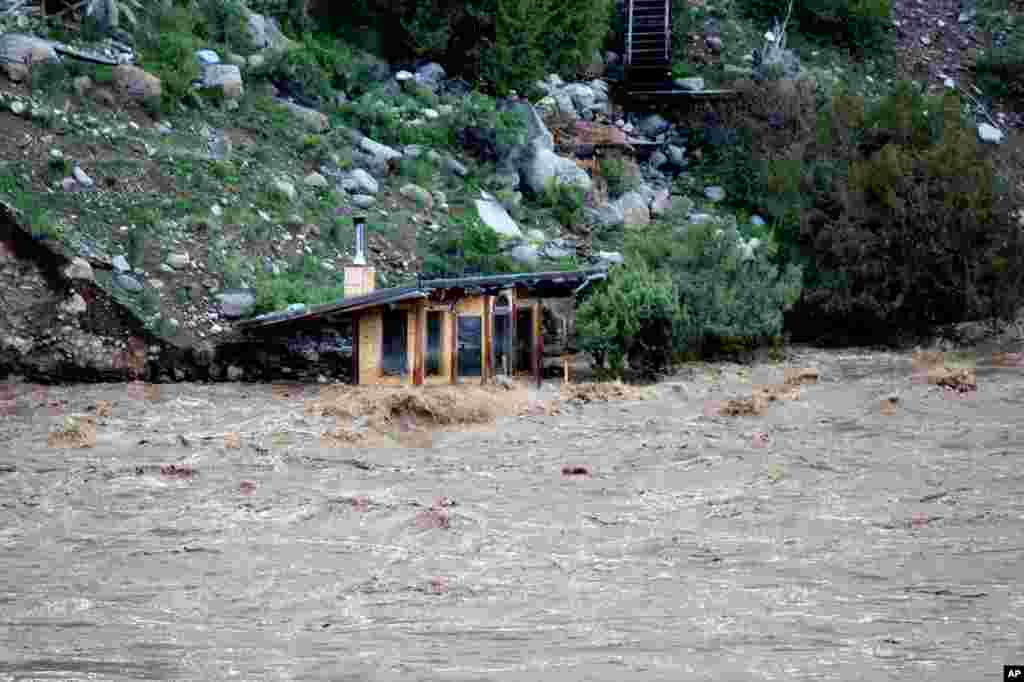 El rápido río Yellowstone inundó lo que parecía ser un pequeño cobertizo para botes en Gardiner, Montana.&nbsp;