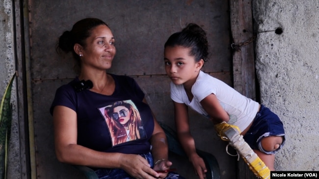 Alida Arteaga con Valentina, su hija de 10 años, que nació sin piernas y una mano.
