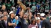 Steph Curry podiže trofej namijenjen šampionima NBA lige, 16. juni 2022. u TD Gardenu u Bostonu (Foto: Reuters/Kyle Terada-USA TODAY Sports) 
