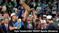 Stef Kari podiže trofej namenjen šampionima NBA lige, 16. jun 2022 u TD Gardenu u Bostonu (Foto: Reuters/Kyle Terada-USA TODAY Sports) 