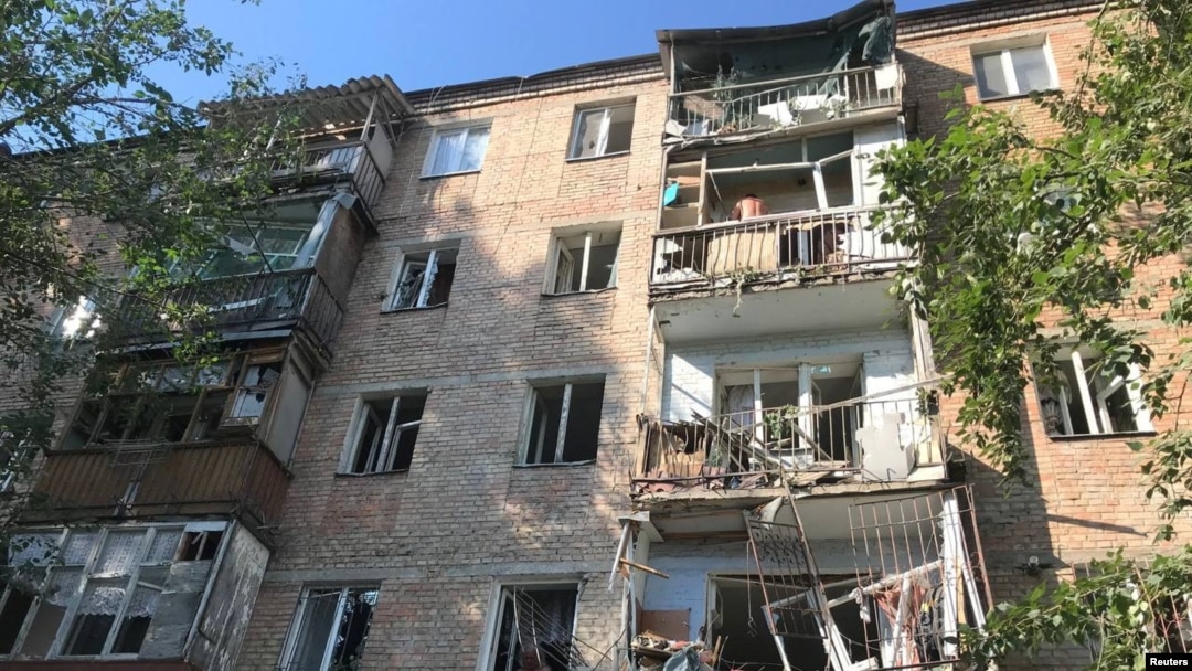Một tòa nhà chung cư bị hư hại tại địa điểm nơi phi đạn bắn trúng, ở Mykolaiv, Ukraine, ngày 29 tháng 6 năm 2022. Ảnh của Julie Akimova - news.pn/via REUTERS.