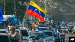 Partidarios del candidato de la oposición a gobernador, Sergio Garrido, durante acto en Barinas, Venezuela, el 6 de enero de 2022.