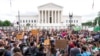 众多示威者聚集在位于美国首都华盛顿的联邦最高法院大楼外。（2022年6月24日）