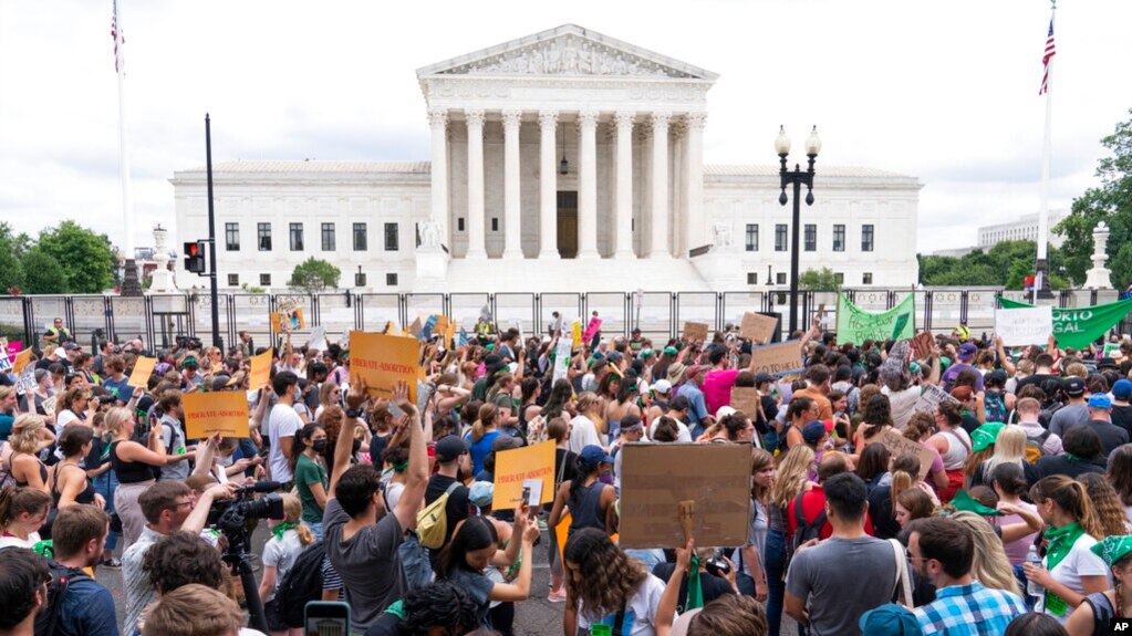 众多示威者聚集在位于美国首都华盛顿的联邦最高法院大楼外。（2022年6月24日）(photo:VOA)