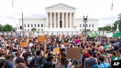 ARCHIVO - Manifestantes se reúnen frente a la Corte Suprema en Washington, el 24 de junio de 2022. La Corte Suprema puso fin a las protecciones constitucionales para el aborto que habían estado vigentes durante casi 50 años.