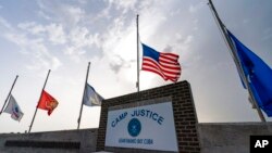 ARCHIVO - En esta foto revisada por oficiales militares de EEUU, las banderas ondean a media asta en Camp Justice, el 29 de agosto de 2021, en la Base Naval de la Bahía de Guantánamo, Cuba.