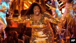 Lizzo interprète "About Damn Time" lors de la cérémonie de BET, le 26 juin 2022 à Los Angeles aux Etats-Unis.