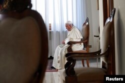 El papa Francisco conversó en exclusiva con Reuters sobre su padecimiento de la rodilla.