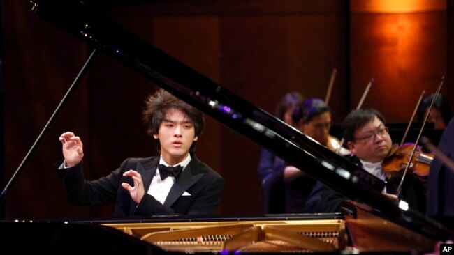 한국의 피아니스트 임윤찬 씨가 지난 12일 미국 텍사스주 포트워스에서 열린 반클라이번 콩쿠르 결선 무대에서 연주하고 있다.