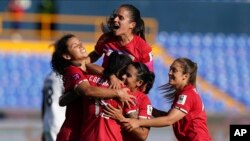 Jwez ekip Kosta Rika a felisite Cristin Granados apre li choute yon gol nan match kont Trinidad ak Tobago a, pandan chanpyona CONCACAF la nan Monterrey, Meksik, 8 Jiye 2022.