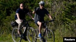 Tổng thống Mỹ Joe Biden đạp xe ở Rehoboth Beach, bang Delaware, Mỹ, ngày 18 tháng 6 năm 2022.