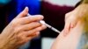 Un trabajador sanitario aplica una dosis de la vacuna COVID-19 el 15 de diciembre de 2021, durante una campaña de vacunación en el Keystone First Wellness Center de Chester de Pensilvania, en EEUU.