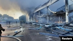 27일 공습 당한 우크라이나 중부 드니프로 강변 도시 크레멘추크의 대형 쇼핑센터가 내외부 시설을 모두 태운 채 뼈대만 남아 있다. 