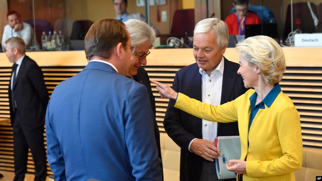 La presidenta de la Comisión Europea, Ursula von der Leyen, a la derecha, habla con colegas durante una reunión del Colegio de Comisarios en la sede de la UE en Bruselas, el 17 de junio de 2022.