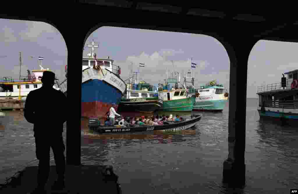 Se ve a los residentes en un bote antes de la llegada de la tormenta tropical Bonnie en Bluefields, Nicaragua.