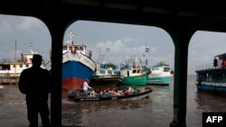 Se ve a los residentes en un bote antes de la llegada de la tormenta tropical Bonnie en Bluefields, Nicaragua, el 30 de junio de 2022. 