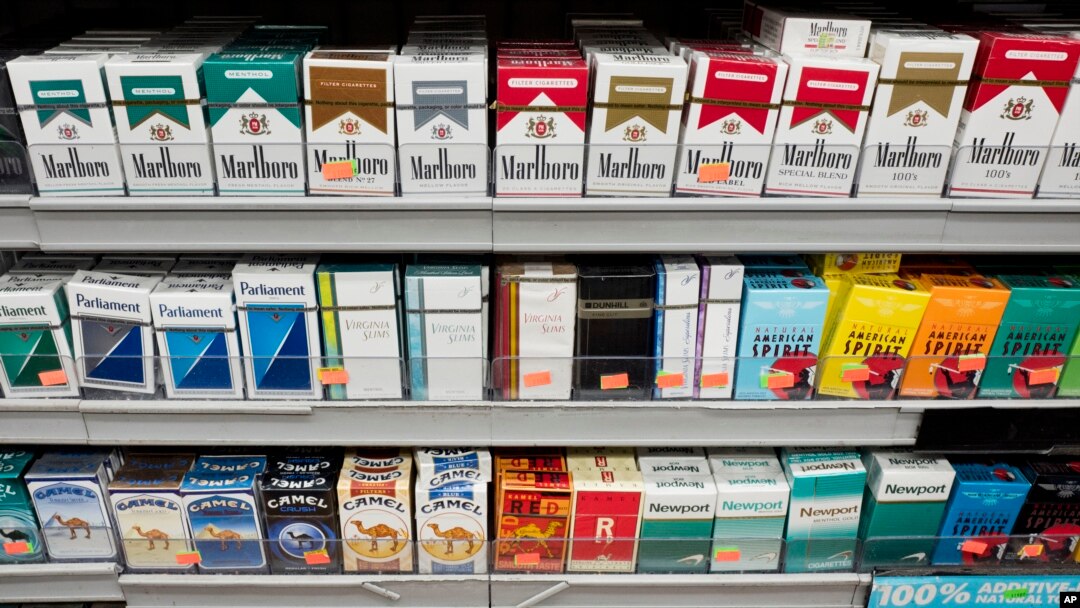 Ilustrasi- Display berbagai merek rokok yang dijual di sebuah toko di New York, 28 Agustus 2017. (Foto AP/Mark Lennihan, File)