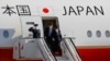 Perdana Menteri Jepang Fumio Kishida (kanan) menuruni tangga pesawat setibanya di Bandara Adolfo Suarez Madrid-Barajas di Madrid, Spanyol, 28 Juni 2022. 