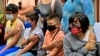 Sejumlah anak-anak berusia di bawah 11 tahun menunggu dalam proses skrining setelah menerima vaksin COVID-19 di Mekico City, pada 27 Juni 2022. (Foto: AFP/Pedro Pardo)