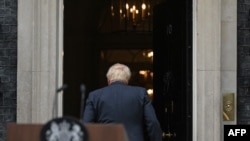 İngiltere Başbakanı Boris Johnson açıklama yaptıktan sonra ofisine dönüyor.