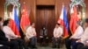 2022年7月6号，菲律宾总统小马科斯（中）与前来进行礼节性拜访的中国外长王毅在马尼拉的马拉卡南总统府(the Malacanang Presidential Palace)举行会谈。-照片由菲律宾总统府发布。