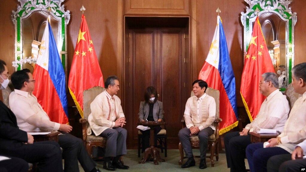 2022年7月6号，菲律宾总统小马科斯（中）与前来进行礼节性拜访的中国外长王毅在马尼拉的马拉卡南总统府(the Malacanang Presidential Palace)举行会谈。-照片由菲律宾总统府发布。(photo:VOA)