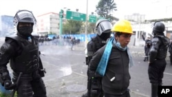 La policía detiene a un manifestante durante una protesta contra el gobierno del presidente Guillermo Lasso, en Quito, Ecuador, el viernes 24 de junio de 2022. (Foto AP/Dolores Ochoa)