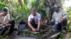 Warga menangkan ular sanca Burma di Florida (foto: dok). 