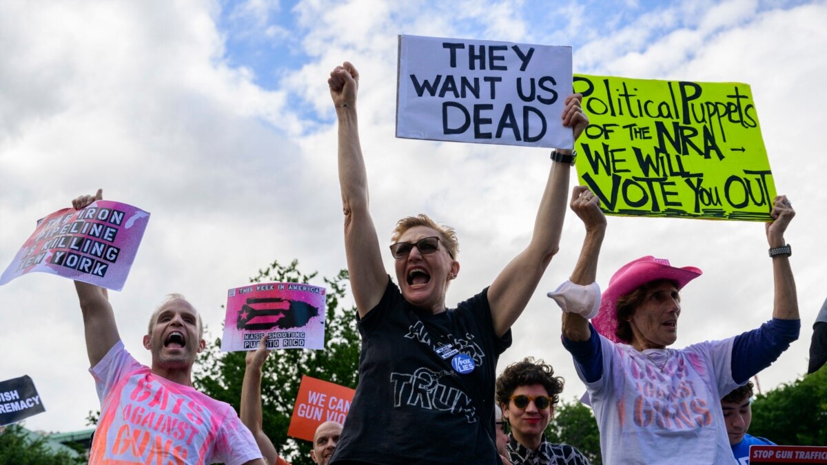 Joe Biden Exhorte à Mettre Fin à "l'épidémie De Violence Par Armes à Feu