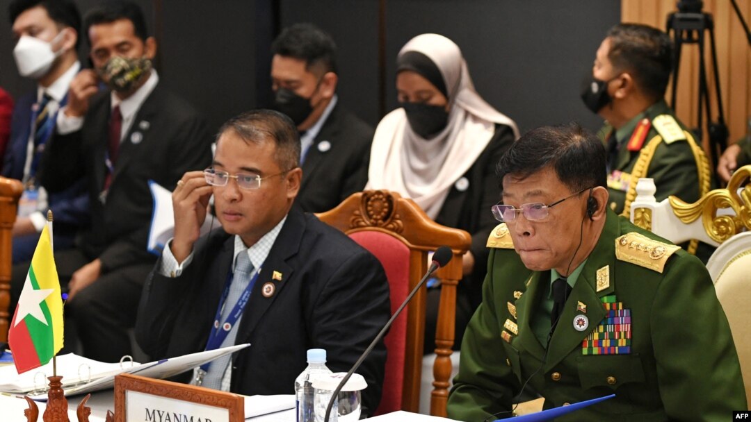 Menteri Pertahanan Myanmar Mya Tun Oo (kanan) pada Pertemuan Menteri Pertahanan Perhimpunan Bangsa-Bangsa Asia Tenggara (ASEAN) di Phnom Penh pada 22 Juni 2022. (Foto: AFP)