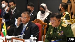 Tướng Mya Tun Oo (phải) của Myanmar tham dự cuộc họp cấp bộ trưởng của Hiệp hội các quốc gia Đông Nam Á vào ngày 22/6/2022.
